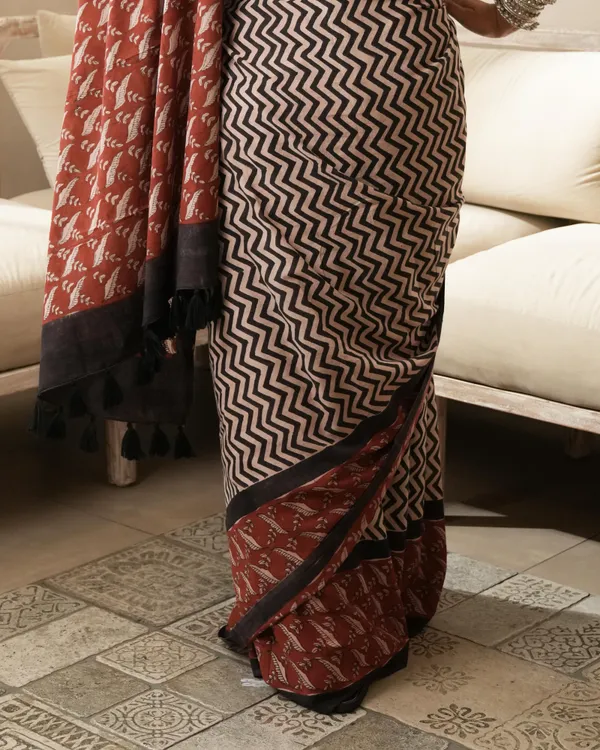 Black_Cotton_Zigzag_Print_Mulmul_Saree_For_Women